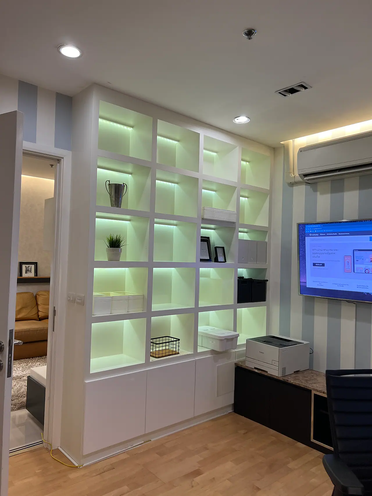 ห้องโถงในเวลากลางคืน เห็นเมืองผ่านหน้าต่าง