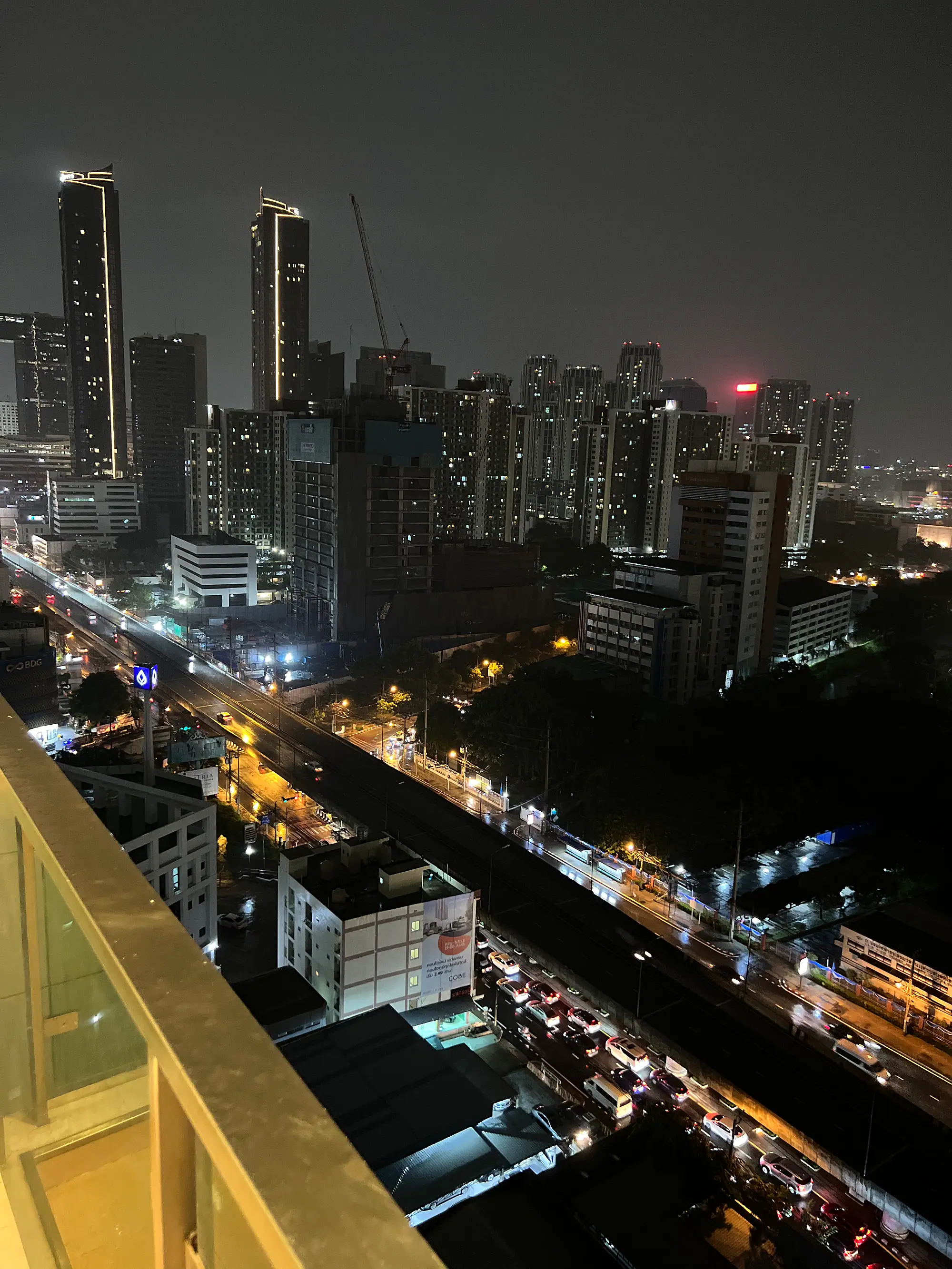 วิวกลางคืนจากระเบียง เห็นไฟถนนพระราม 9 ทั้งเส้น